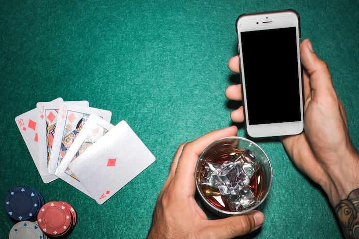 Mitra membaca panduan afiliasi di ponsel